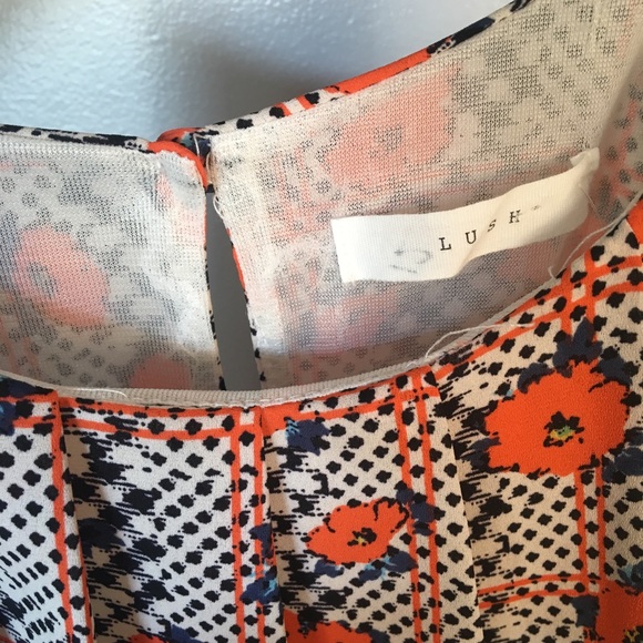 NWT Lush Romper Size Medium Orange Floral - Picture 2 of 3